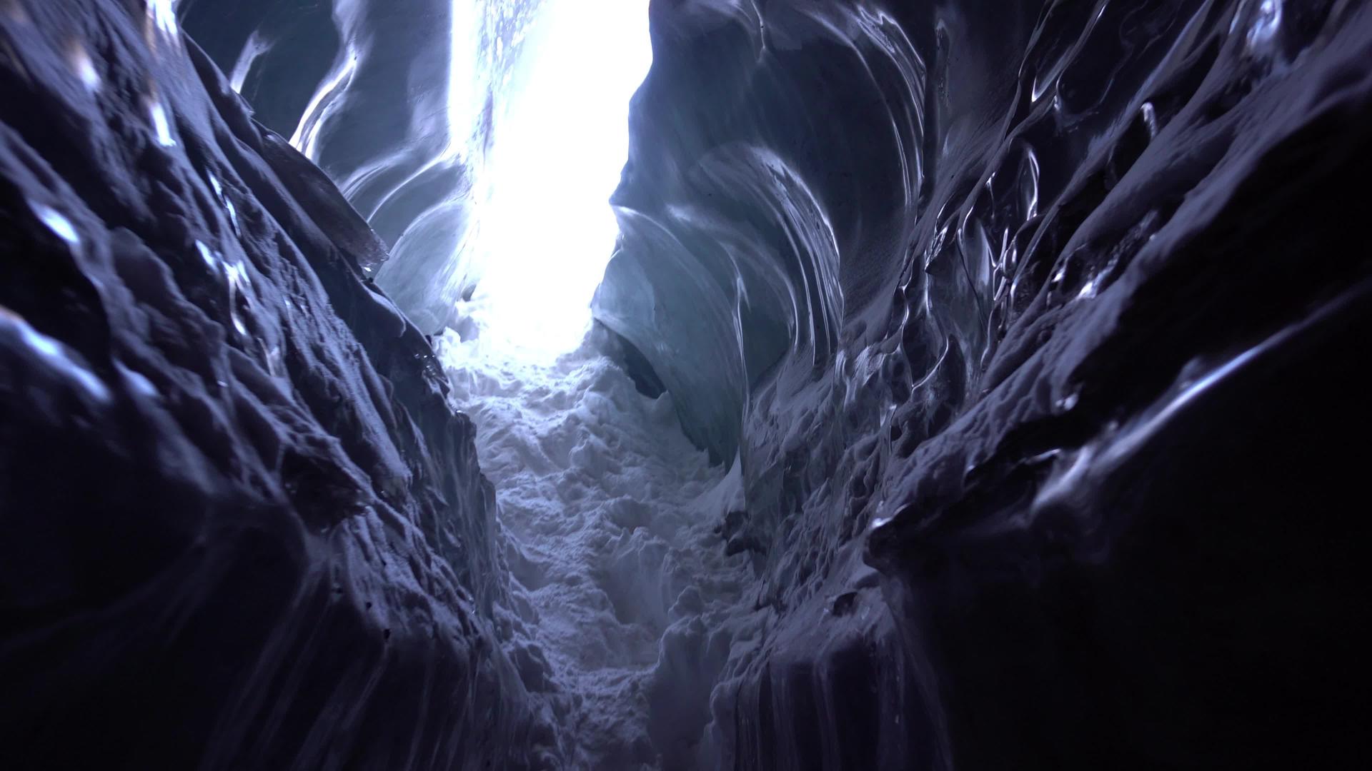 冰洞外的光线照亮视频的预览图