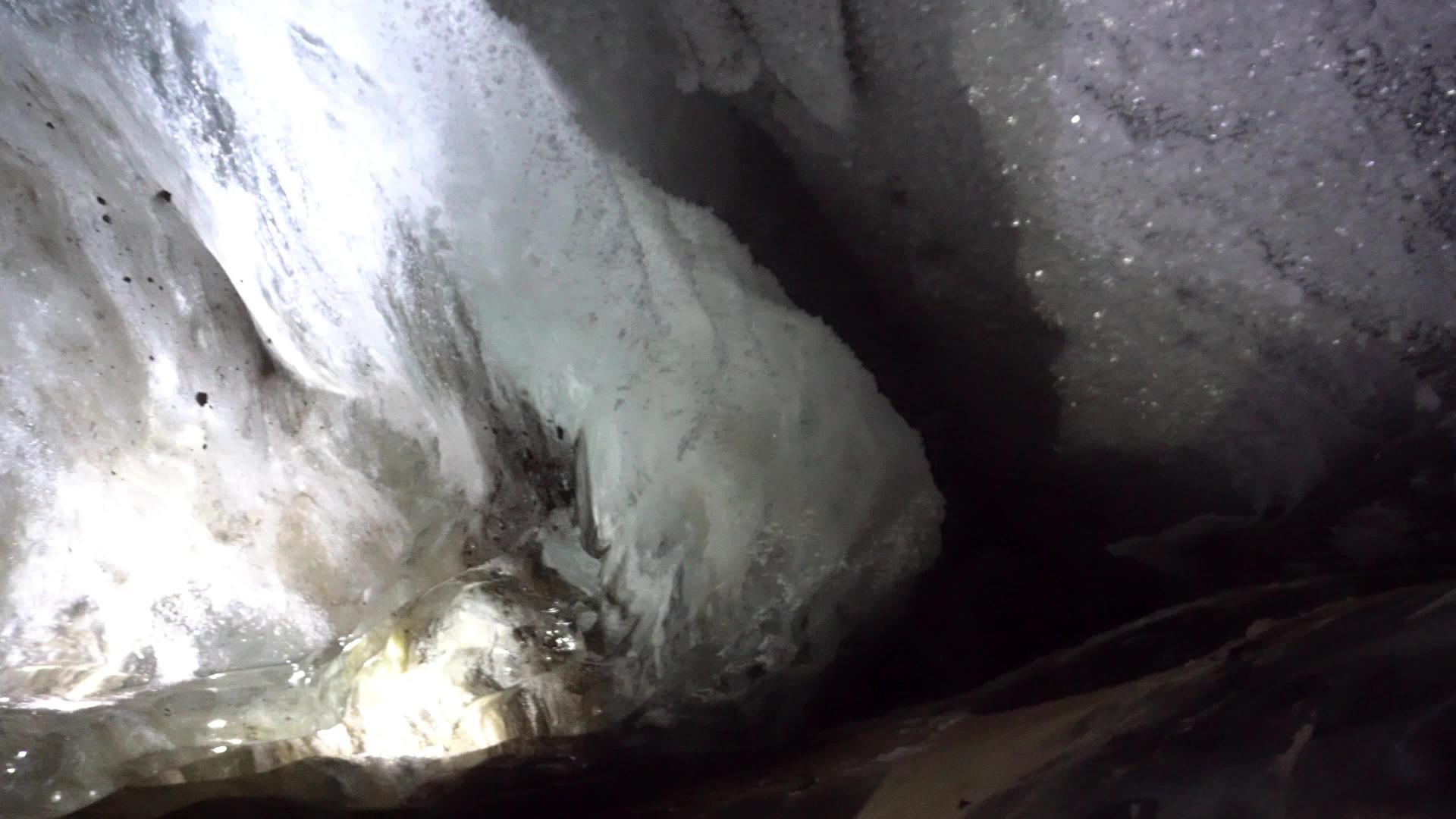 在冰洞里视频的预览图