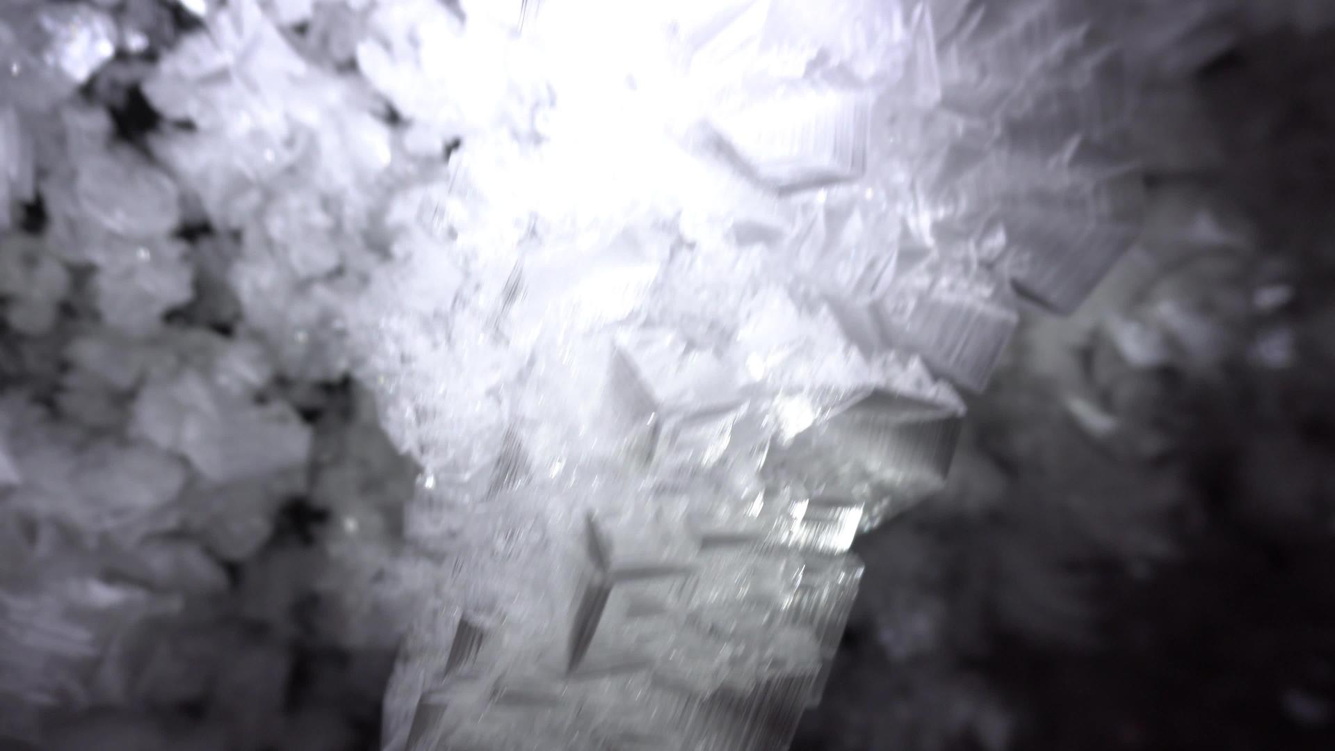 冰洞里的冰川视频的预览图