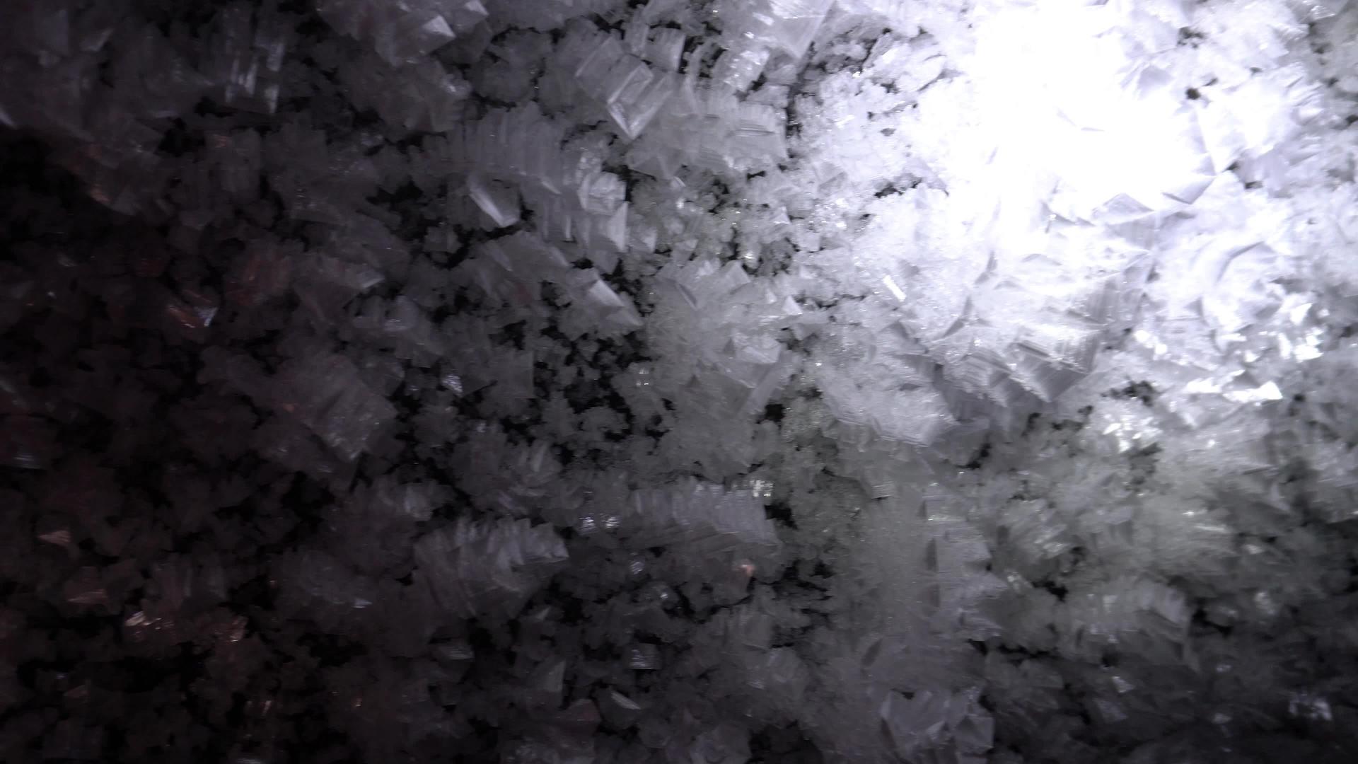 冰洞里的冰川视频的预览图