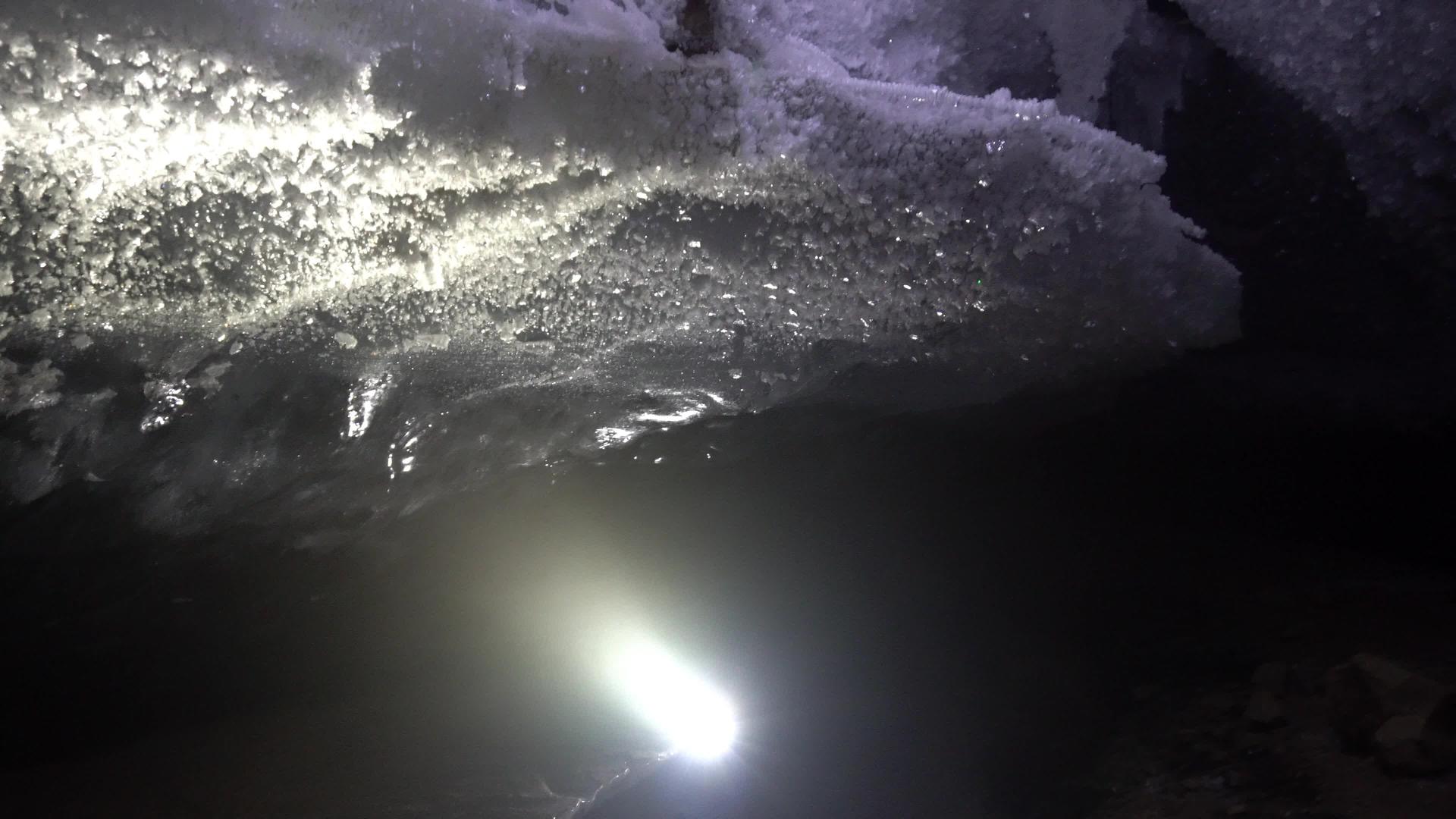 在山里在冰川里在冰洞里视频的预览图