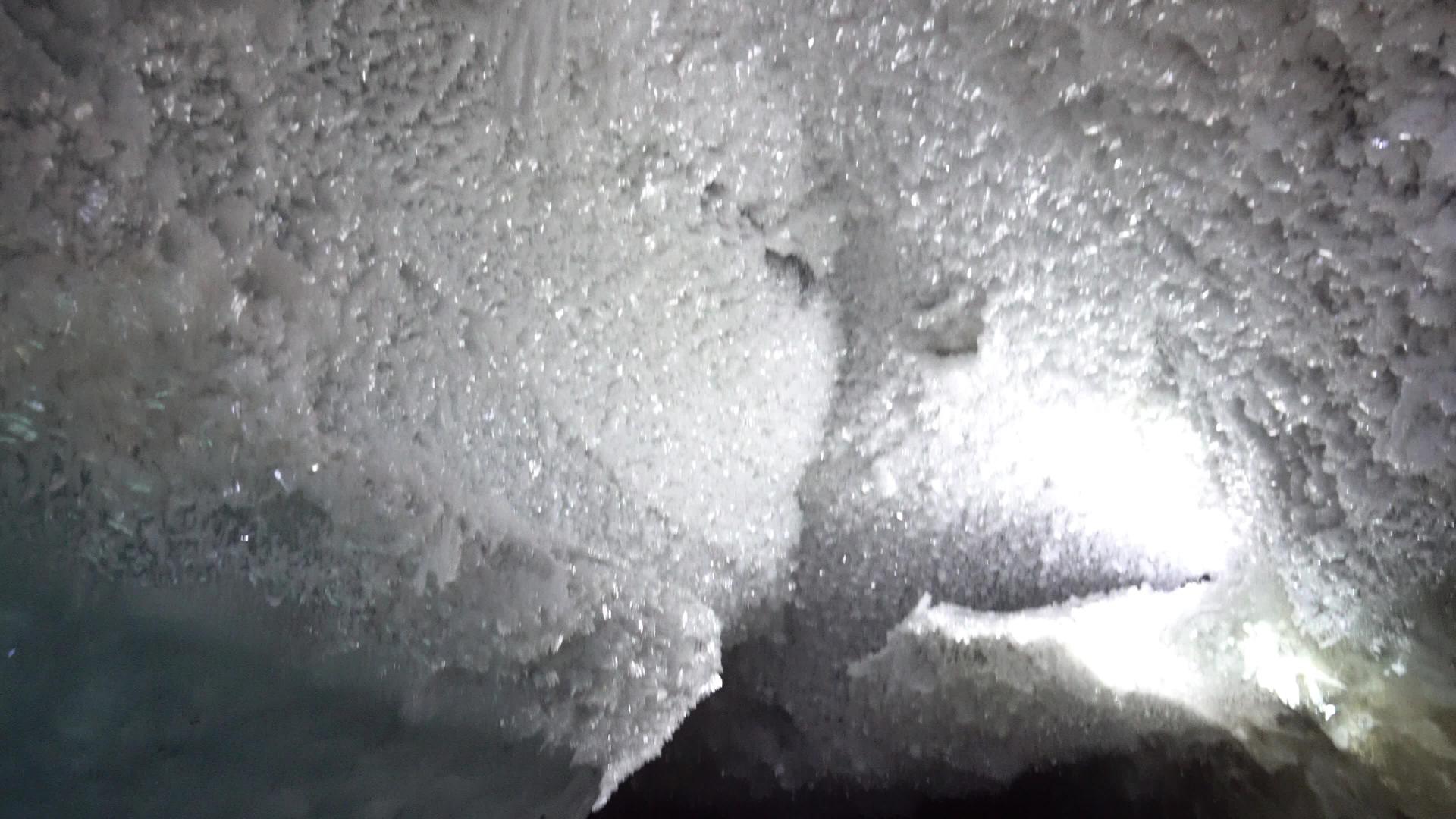 冰洞里的山里冰川视频的预览图