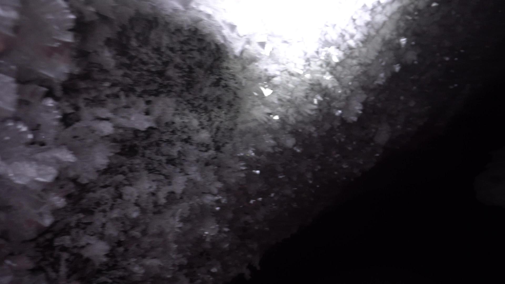 在山里在冰川里在冰洞里视频的预览图