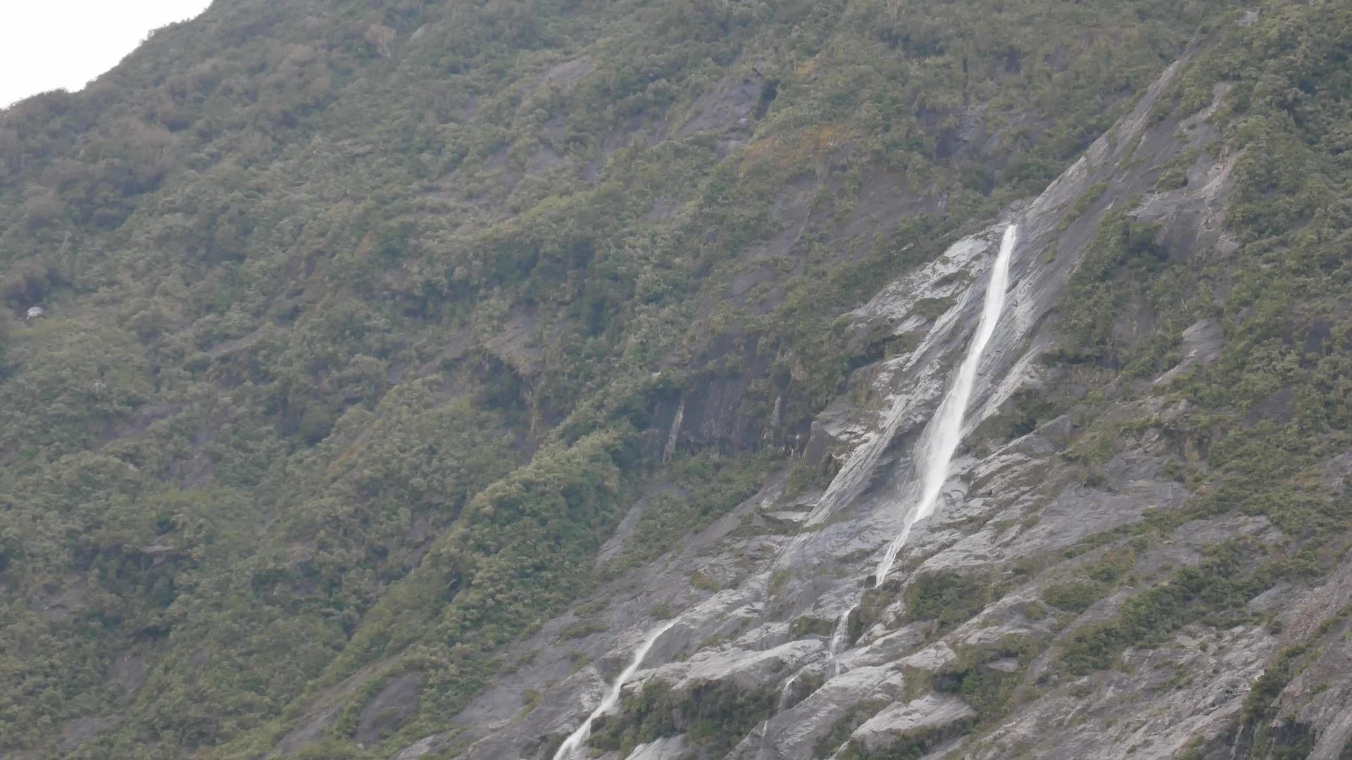 约瑟夫冰川顶端的瀑布视频的预览图
