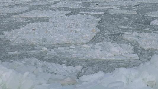 浮冰在冰冻的黑海中海中的浮冰视频的预览图