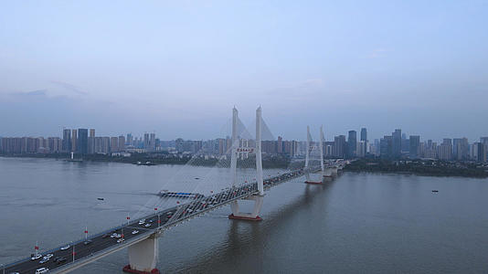 航拍城市交通道路跨长江大桥4k素材视频的预览图