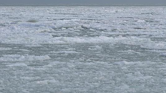 浮冰在冰冻的黑海中海中的浮冰视频的预览图