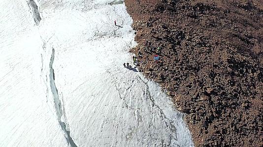 冰川顶部的巨大裂缝在山顶视频的预览图