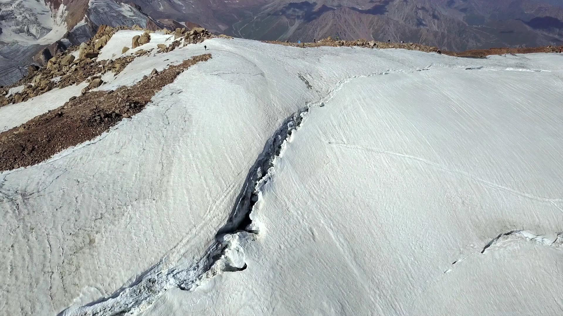 冰川裂缝的峰顶视频的预览图