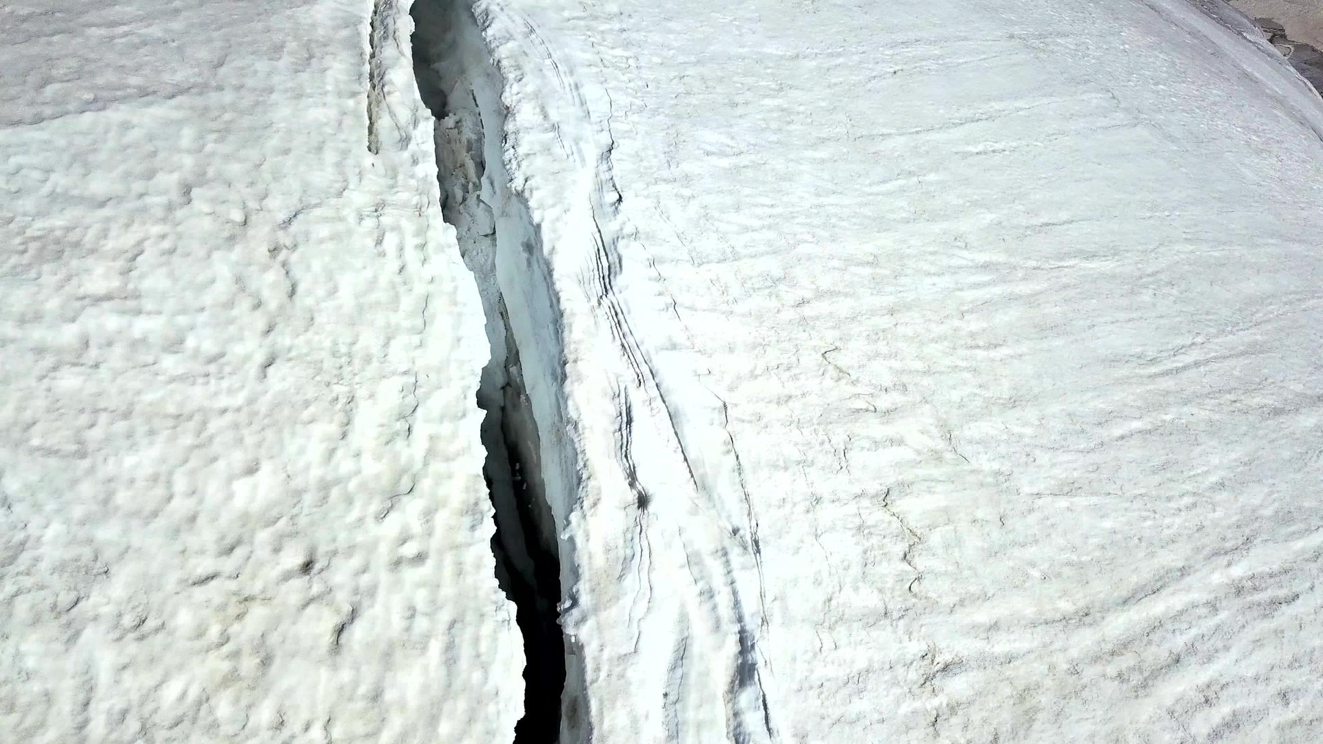冰川顶部的巨大裂缝视频的预览图