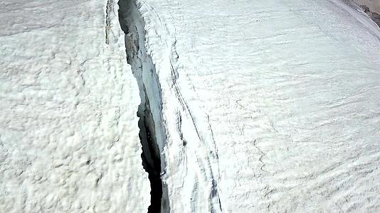 冰川顶部的巨大裂缝视频的预览图