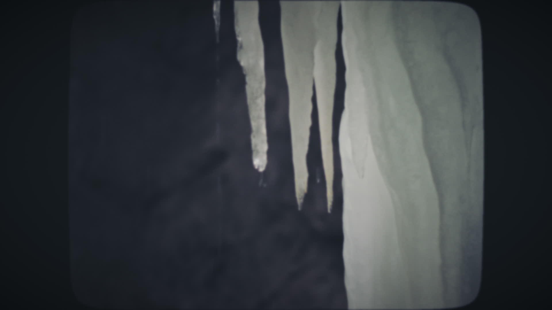 冰柱在水滴下融化视频的预览图