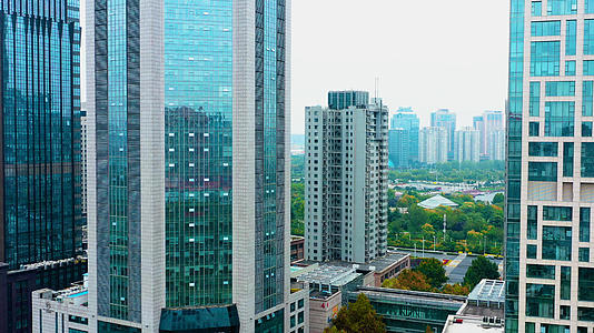 4k航拍河南郑州写字楼建筑视频的预览图