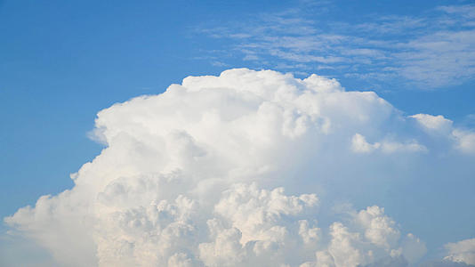 夏天的积雨云延时摄影4K视频的预览图
