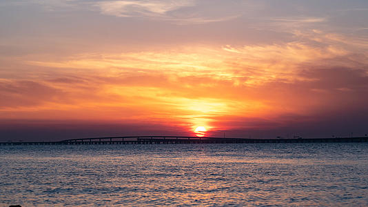4k青岛胶州湾跨海大桥日落晚霞视频的预览图