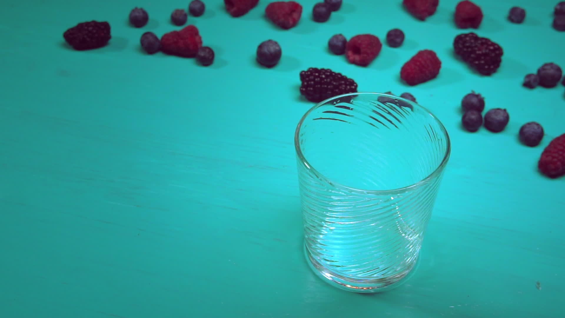 将草莓汁倒入玻璃杯中视频的预览图