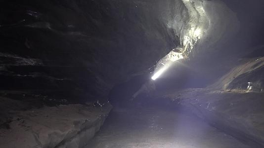 女孩带着灯笼穿过冰山洞穴洞穴视频的预览图