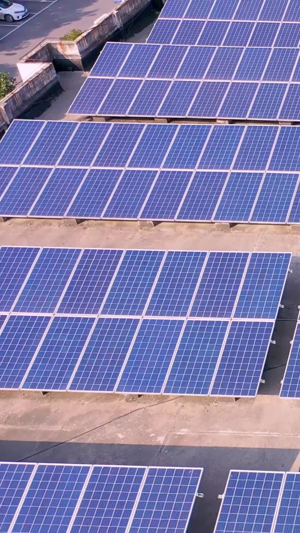 太阳能电池板在航拍屋顶上的视频素材视频的预览图