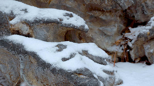 4K慢动作升格拍摄下雪天落在石头上的雪花合集视频的预览图