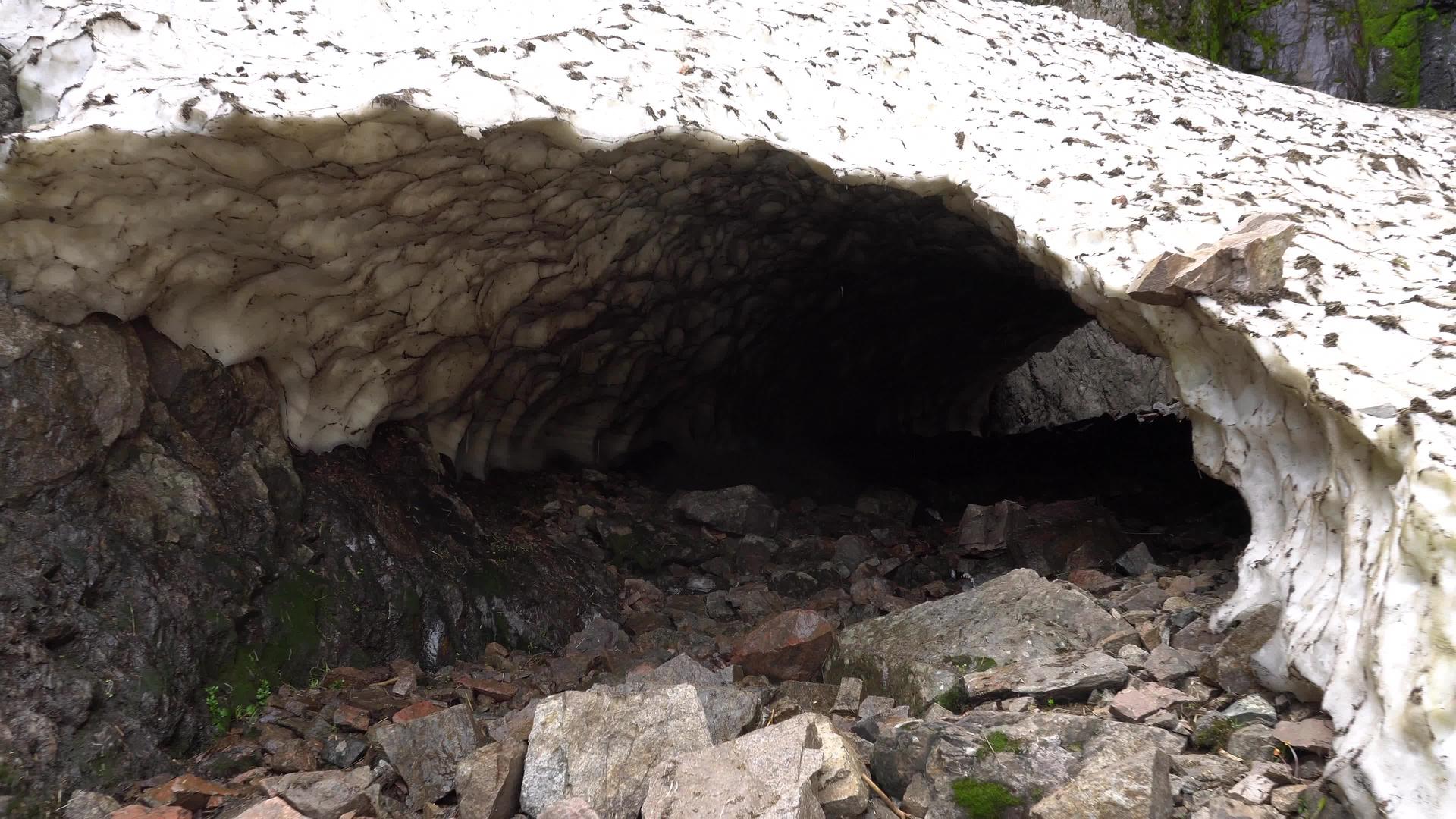 夏天山上的雪洞视频的预览图