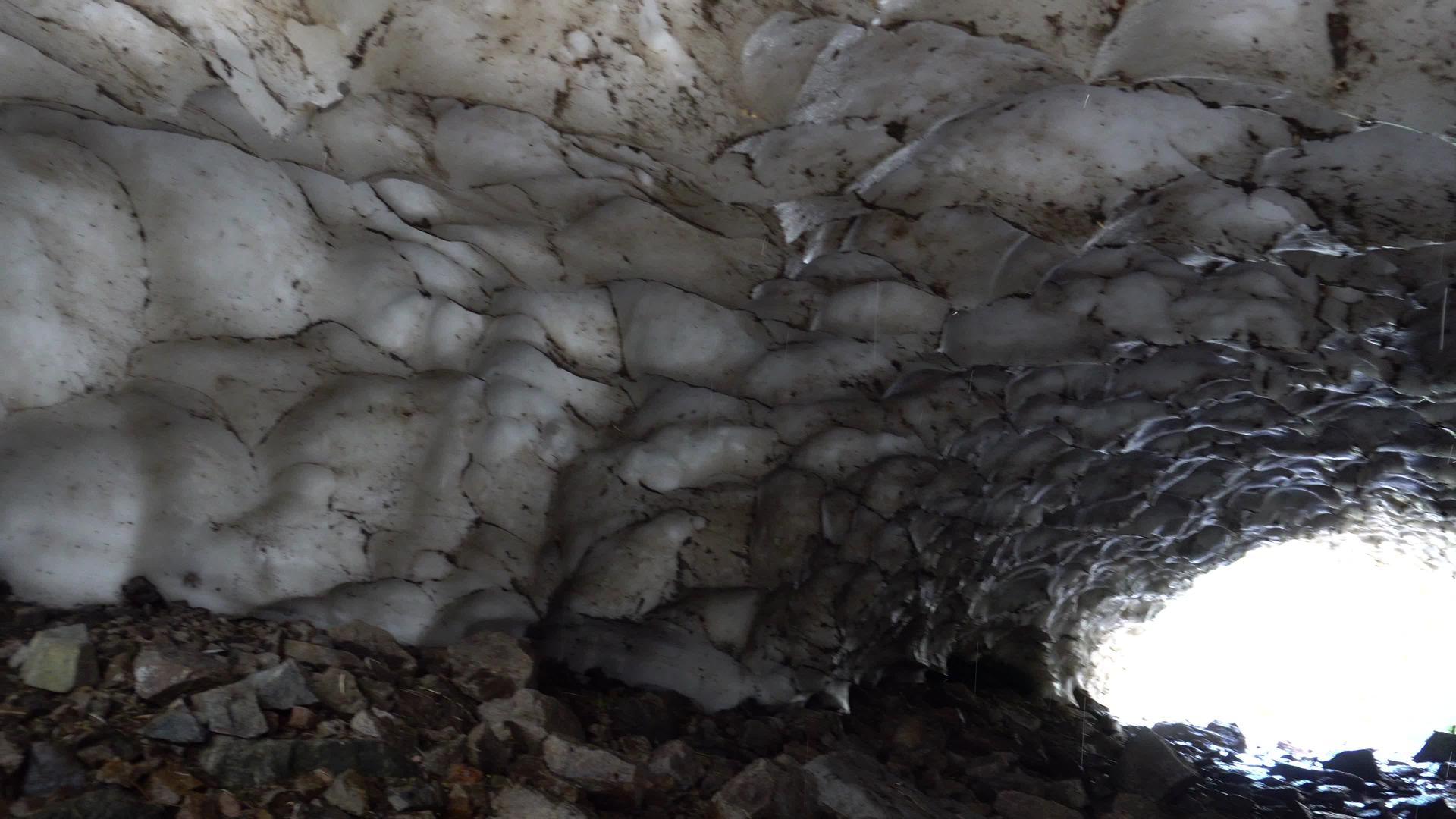 夏天山上的雪洞在山中视频的预览图