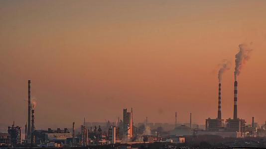 8K实拍化工园区化工企业生产制造大烟囱污染排放延时摄影视频的预览图