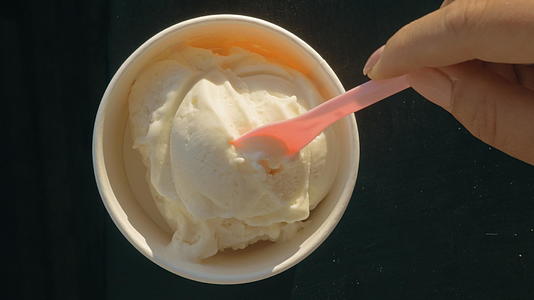 吃香草冰淇淋视频的预览图