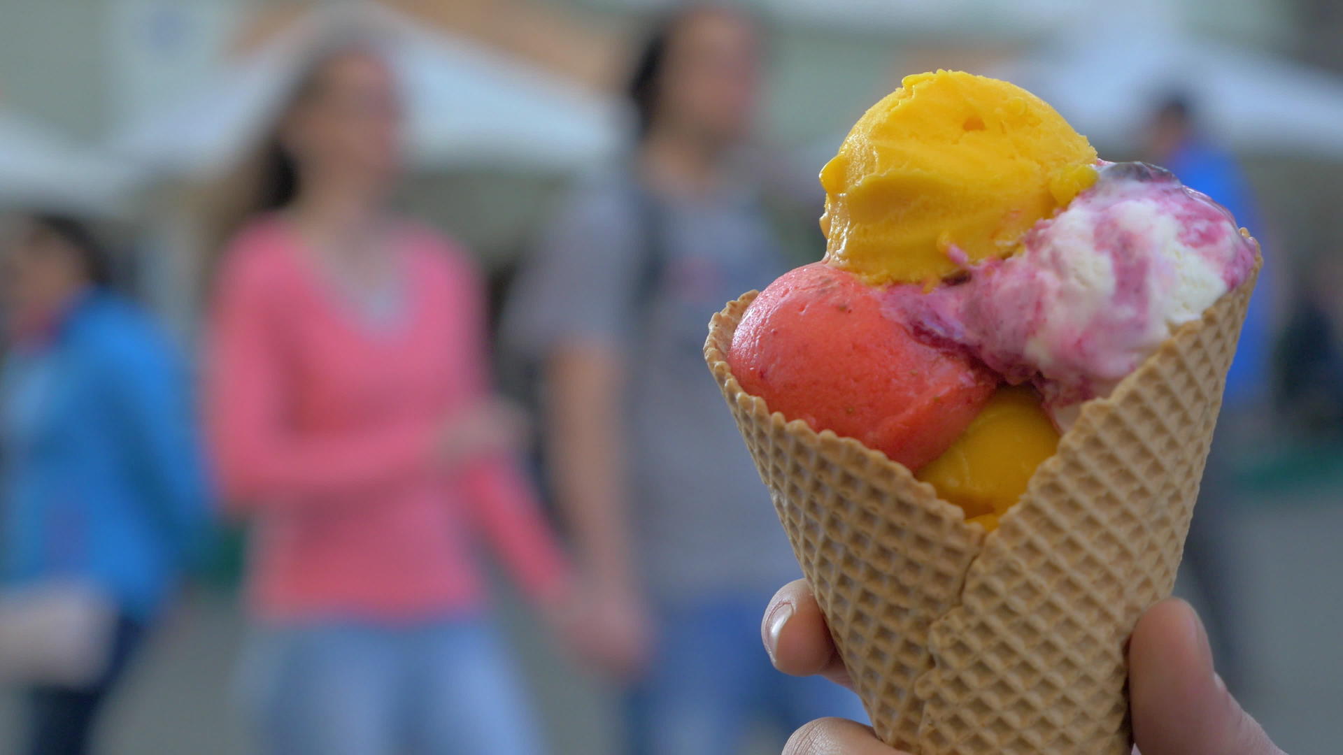 在街上吃冰淇淋视频的预览图