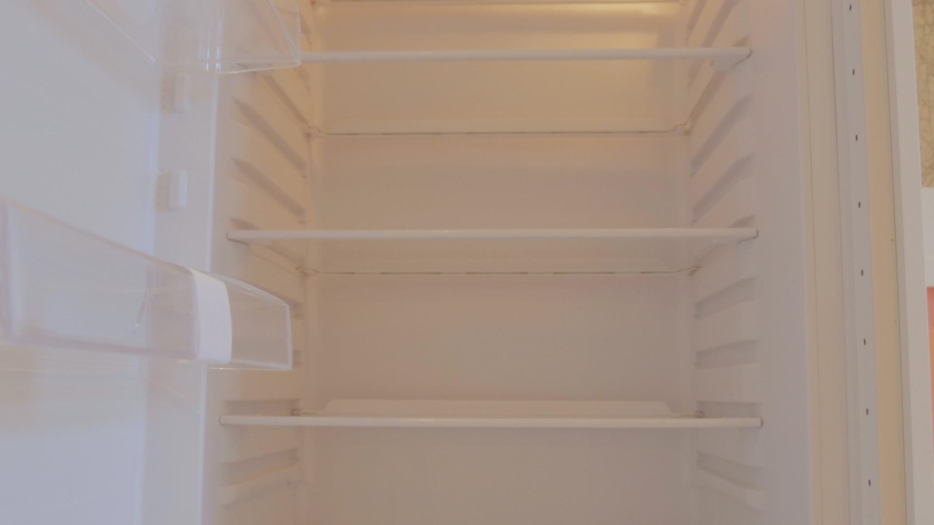 白色空冰箱视频的预览图
