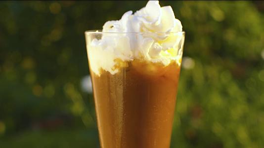挤奶油奶油在冰咖啡视频的预览图