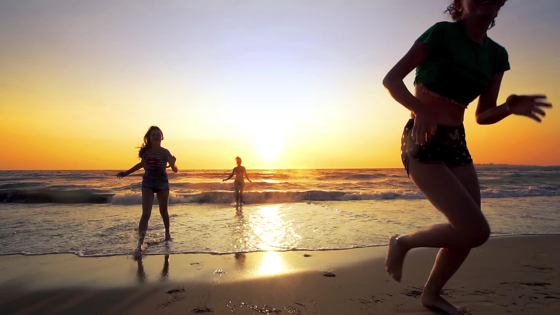 日落时热带海滩视频的预览图