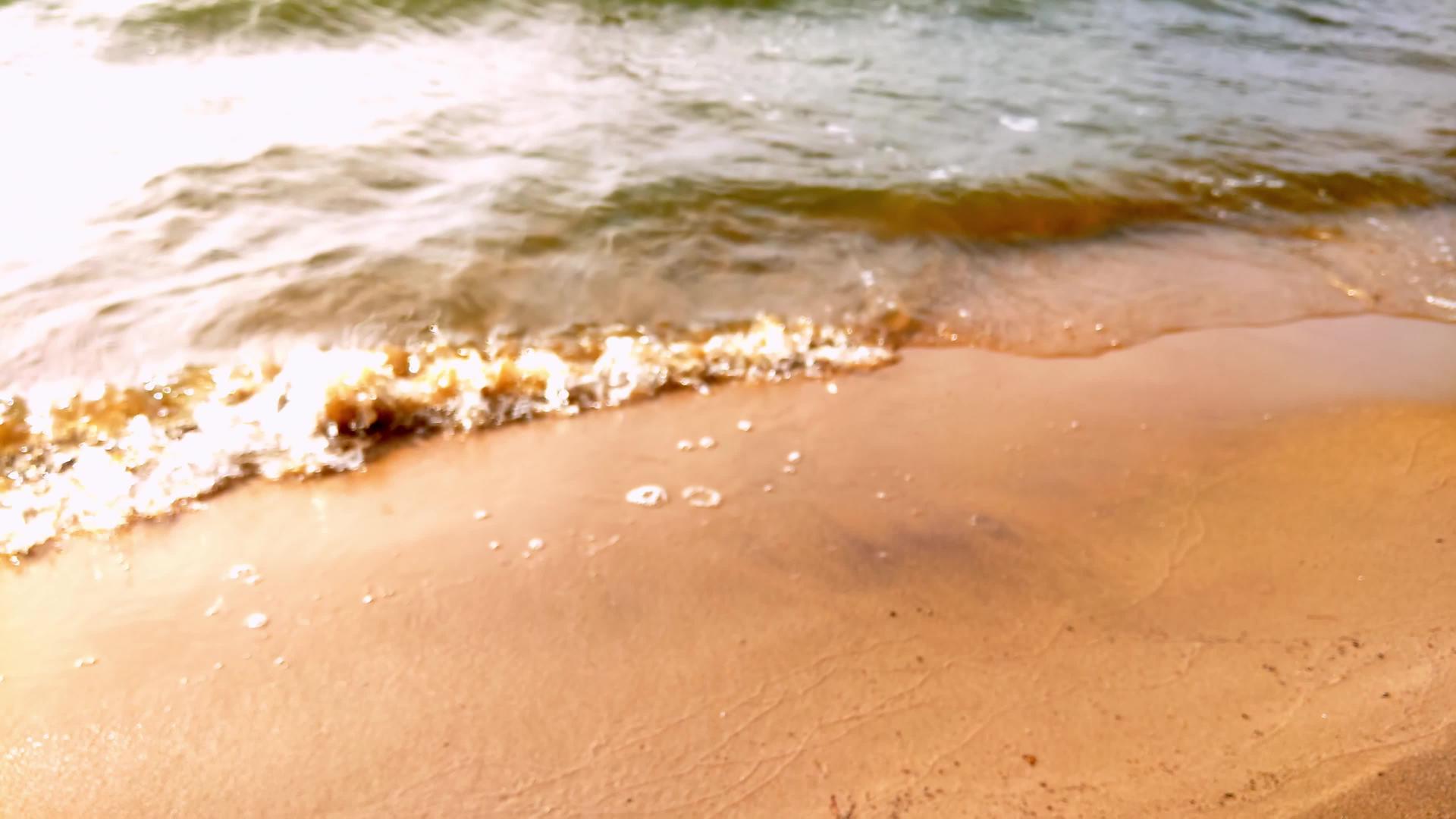 海滩上的海浪视频的预览图