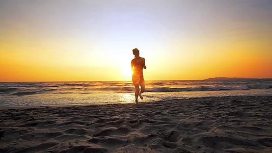 女孩在夕阳海滩上奔跑视频的预览图