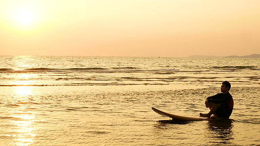在日落的沙滩上滑板视频的预览图