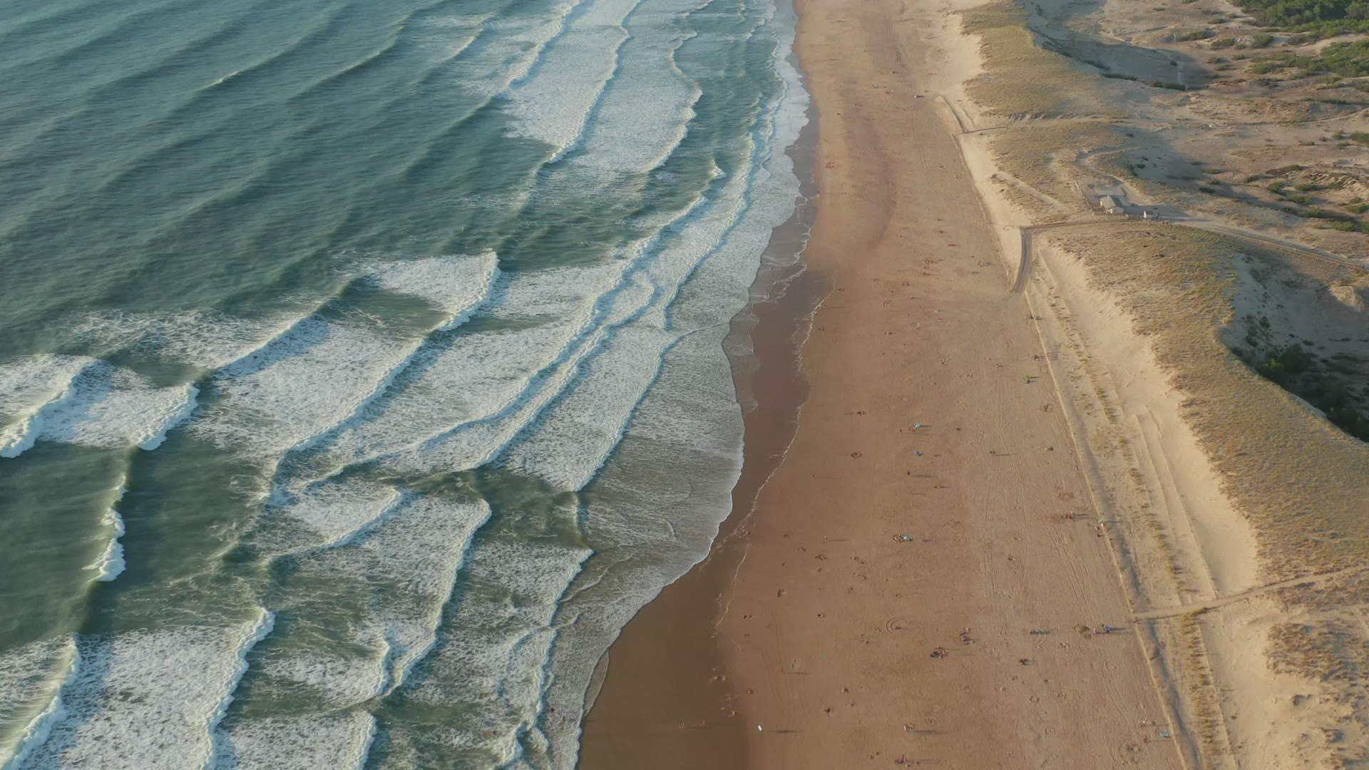 海岸线上的白色绿色波浪视频的预览图