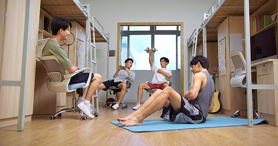 宿舍男生运动锻炼视频的预览图