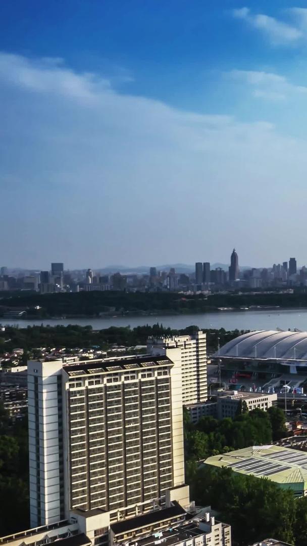 南京地标新庄立交通流紫峰玄武湖2航拍延时摄影视频的预览图