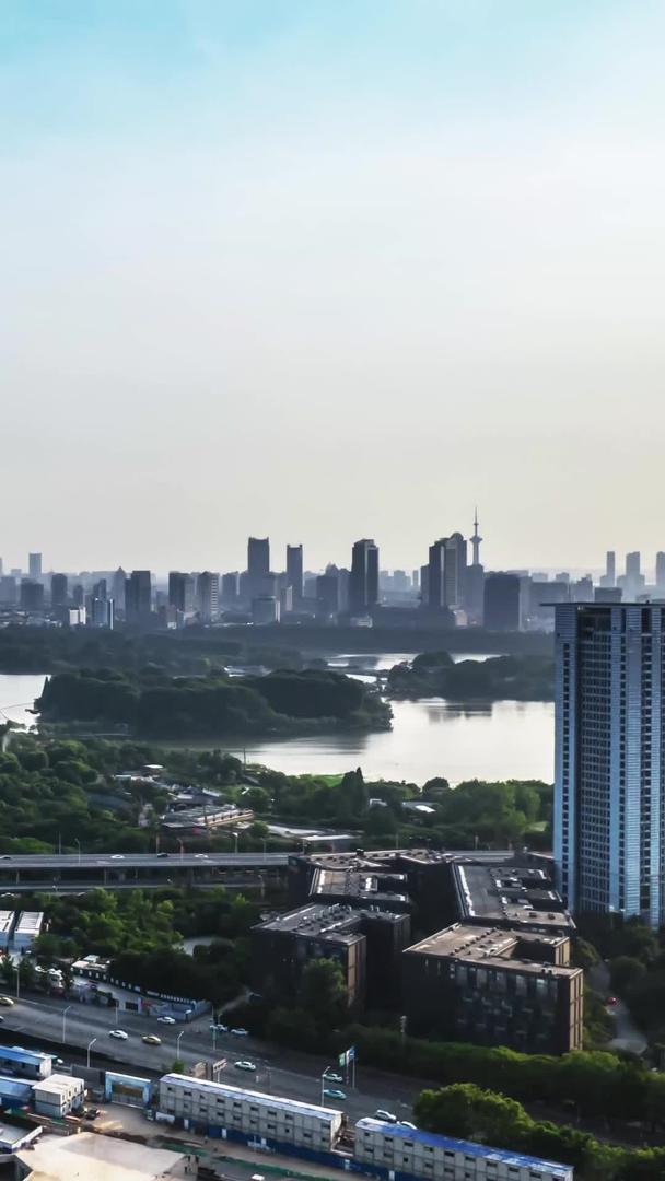 南京地标新庄立交通流紫峰玄武湖2航拍延时摄影视频的预览图