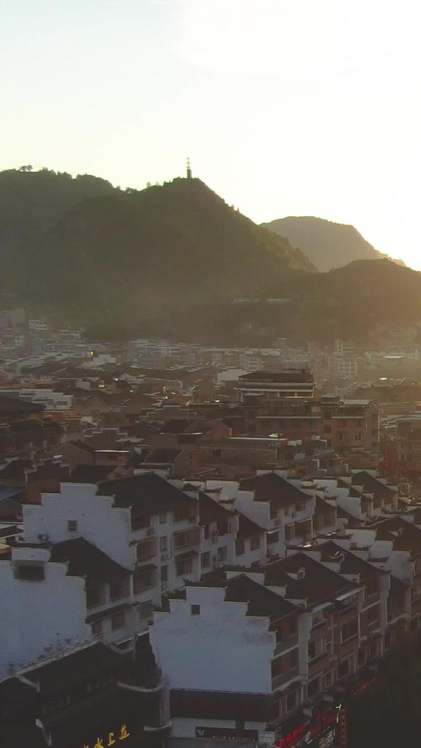 贵州镇远古镇夕阳游船唯美视频视频的预览图