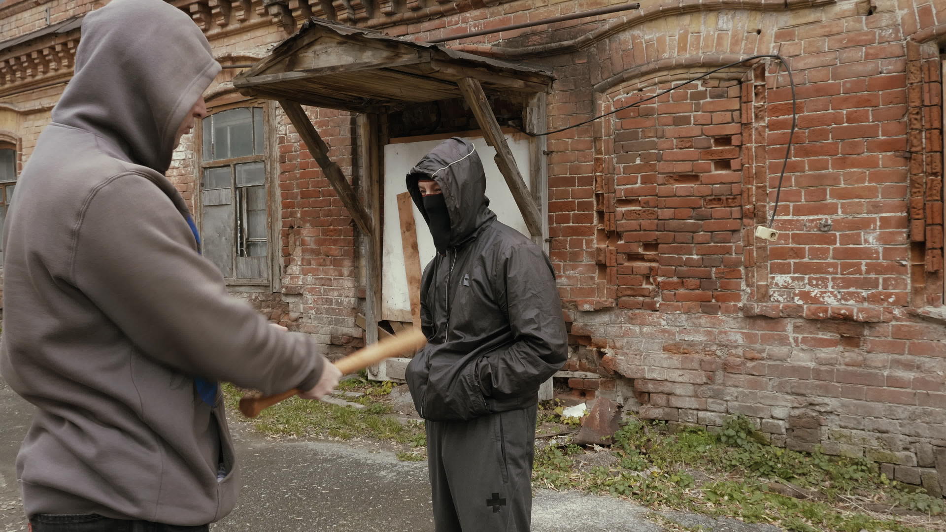 两个流氓在街上用棍子和拳头互相攻击视频的预览图