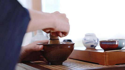 茶艺师在手工搅拌茶水视频的预览图