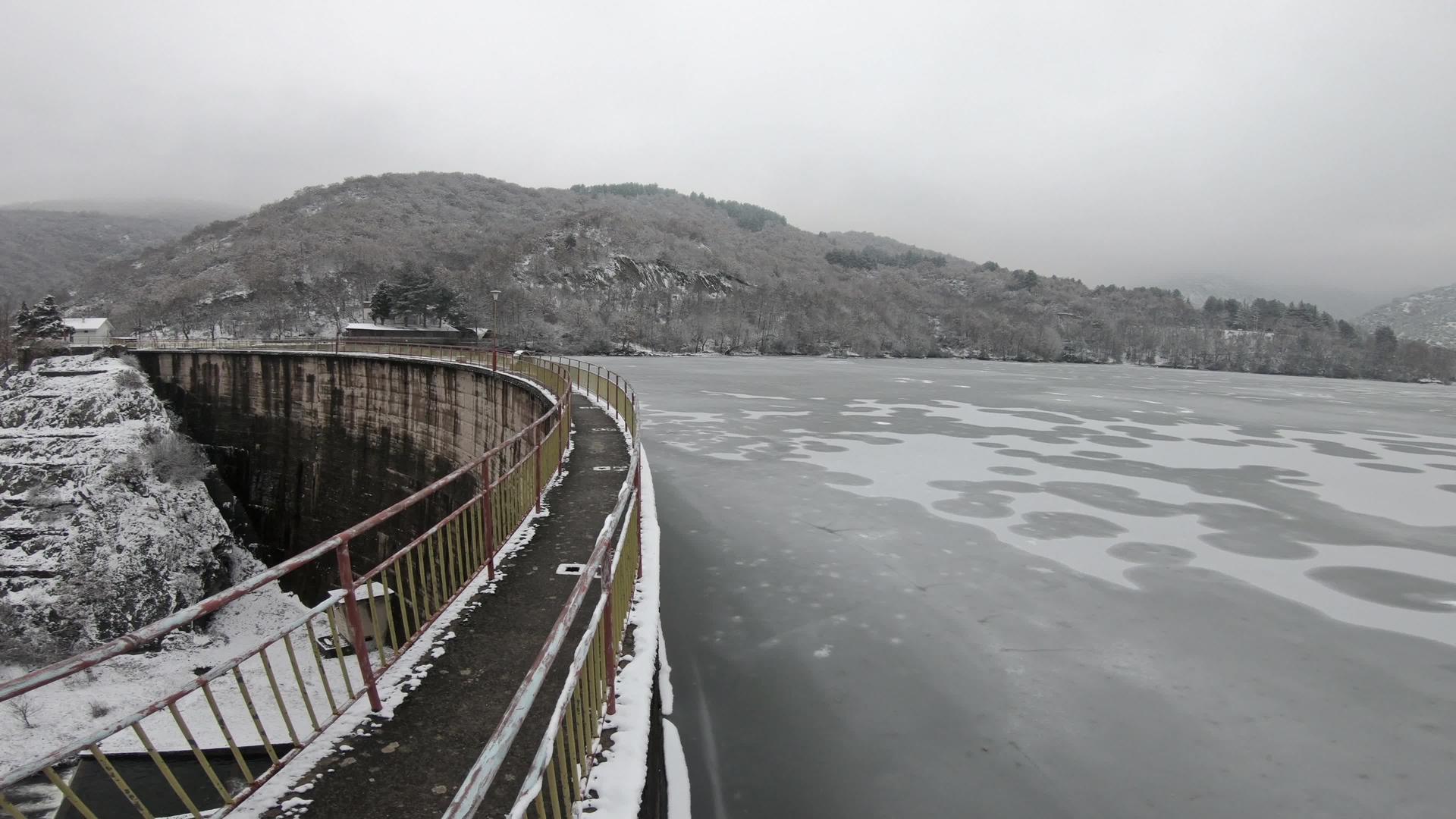 冬季景观中冷冻大坝的拱门视频的预览图