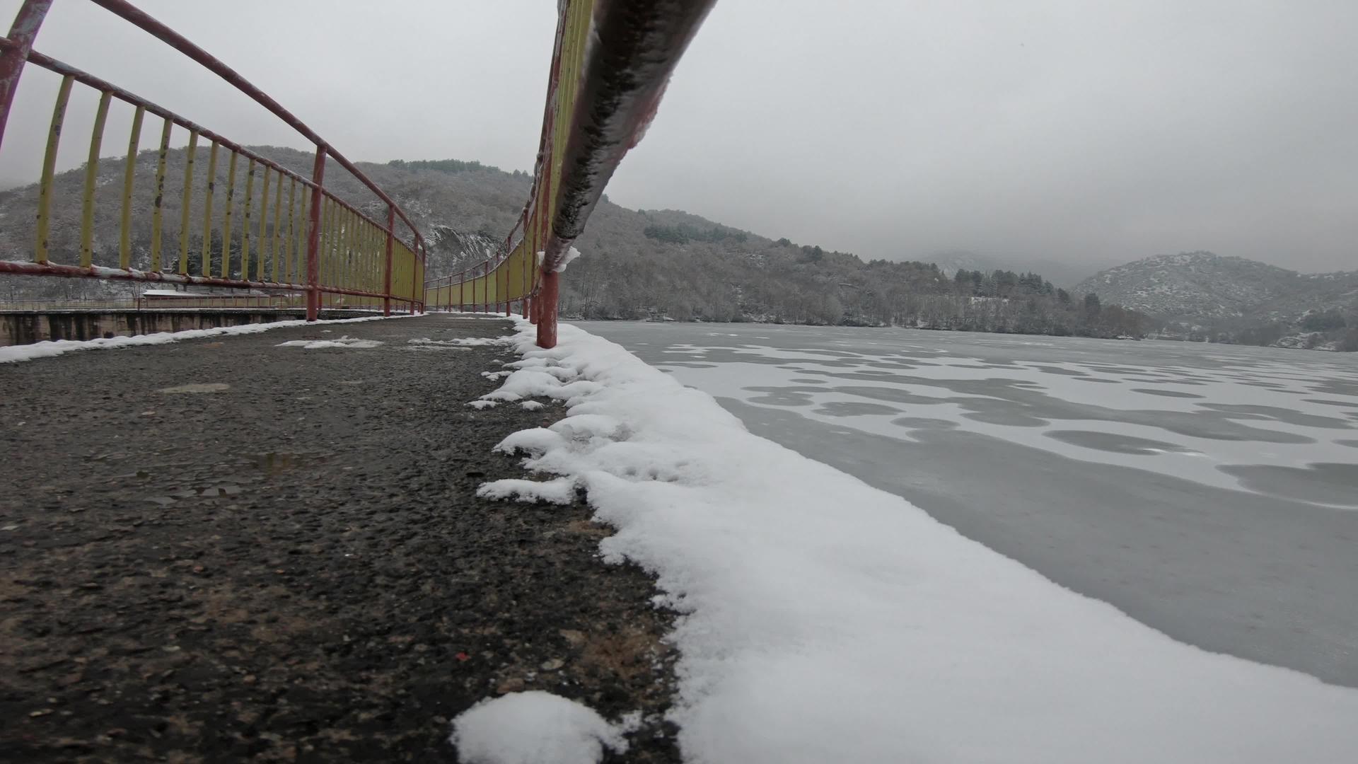 冬季工业冷冻大坝冬季景区视频的预览图