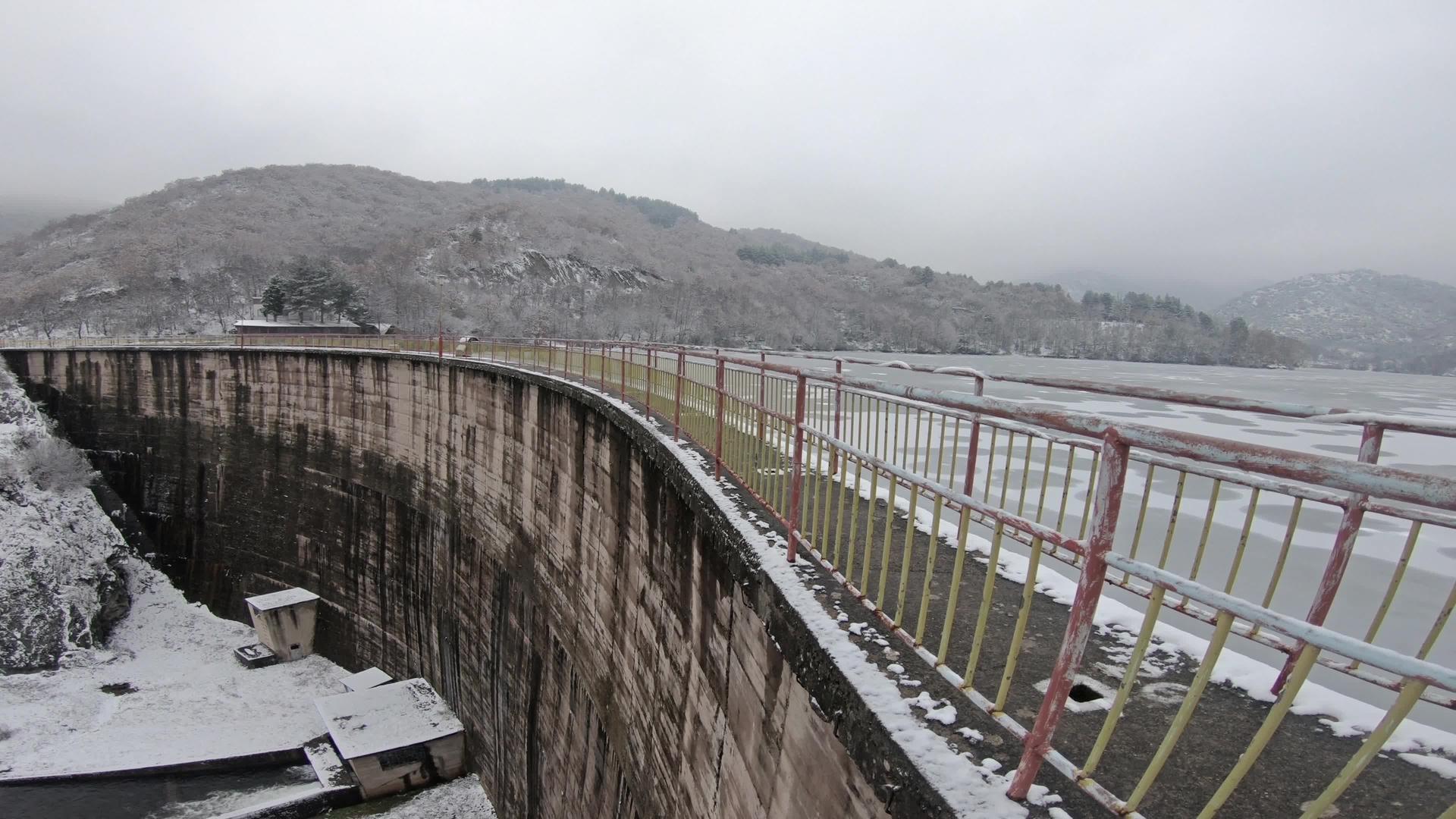 工业大坝冬季现场含有冷冻湖水视频的预览图