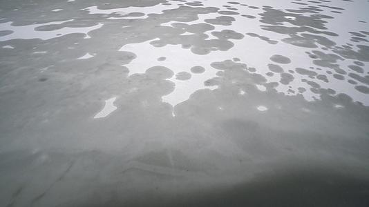 冰冻的湖泊和森林树木的天空被雪和雪覆盖着视频的预览图