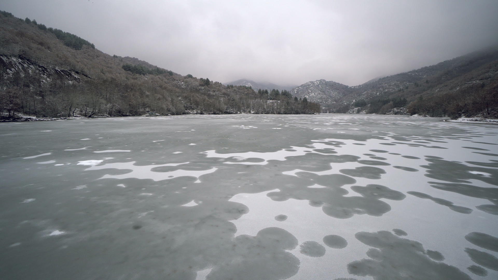 冬天在湖上结冰视频的预览图