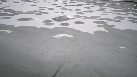 冬天冰雪覆盖的冰冻湖景象视频的预览图