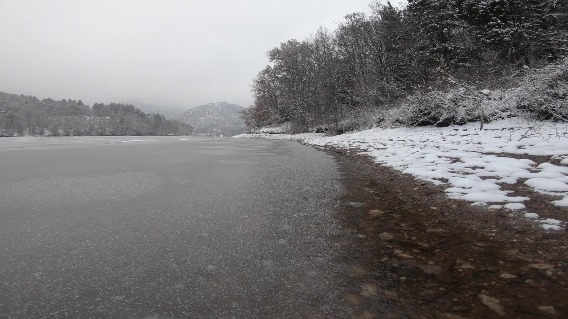 空冷冻湖视频的预览图