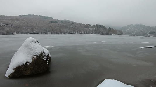 冰冻的湖泊、河流和冬天的雪景视频的预览图