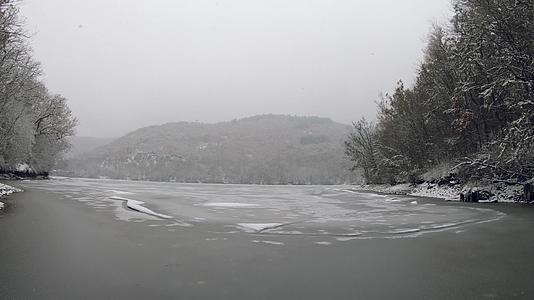 冰冻的冬山湖视频的预览图